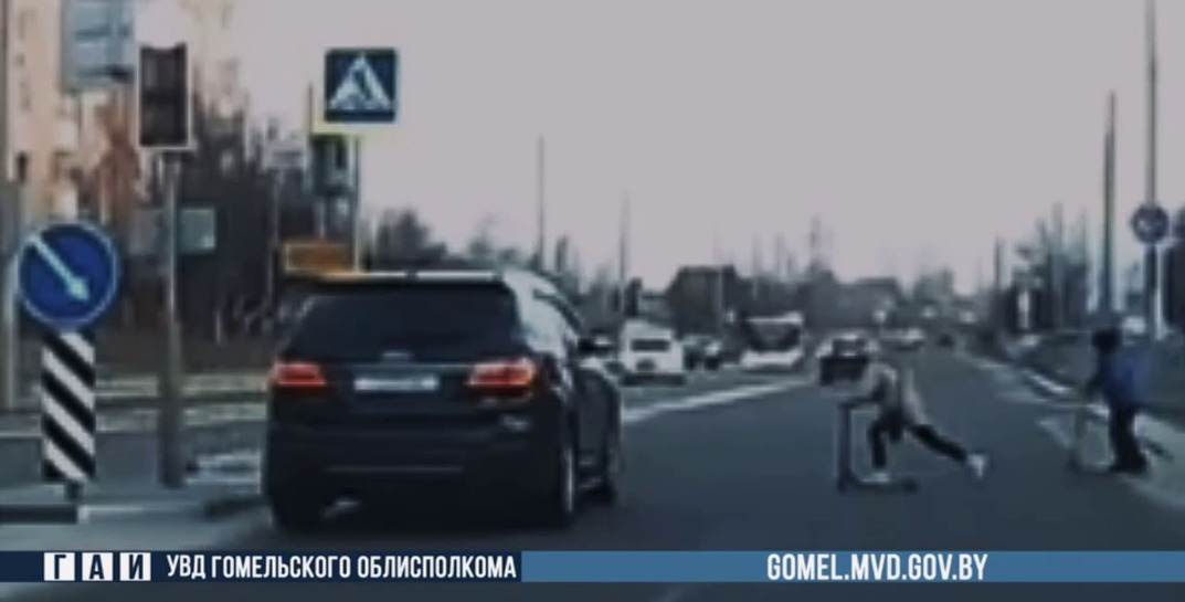 В Мозыре водитель летел на красный и чуть не сбил детей на самокатах