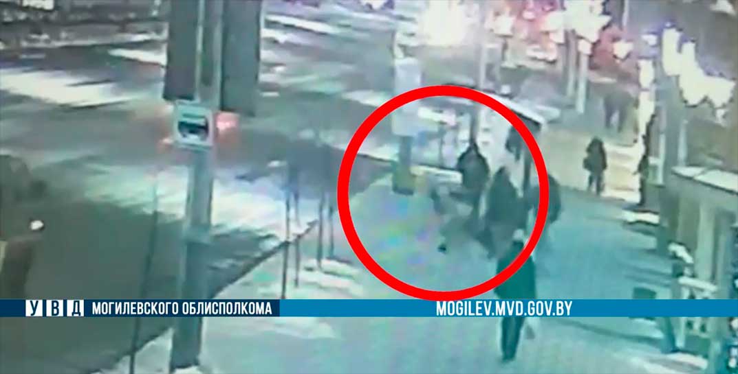 В Могилеве пьяный мужчина так толкнул девушку, что она чуть не попала под автомобиль