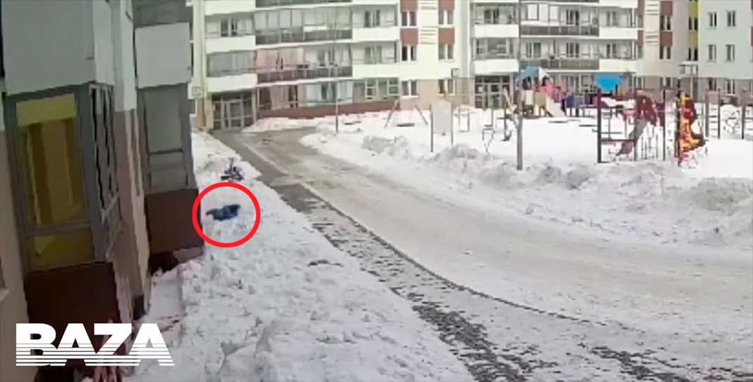 В Екатеринбурге глыба льда упала на трехлетнего мальчика, игравшего под окнами дома