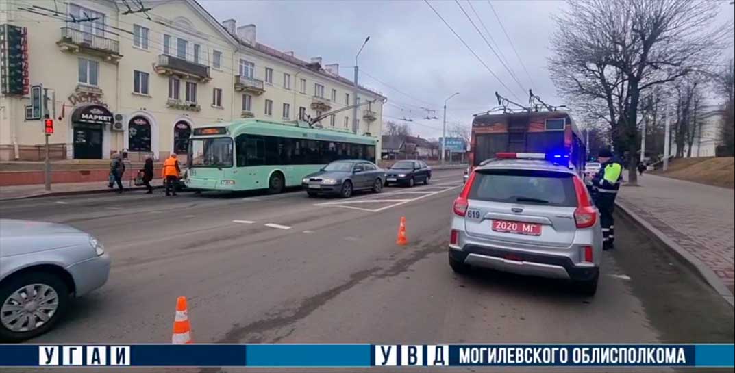 В Могилеве водитель троллейбуса сбила на переходе 10-летнюю девочку. Школьница переходила на зеленый