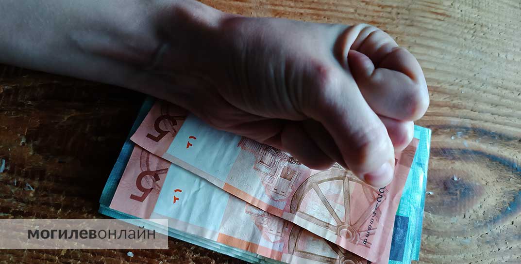 «Коллектор» из Славгородского района так «выбивал» 25 рублей, которые одолжил приятелю, что сам теперь должен, но уже 1200 рублей штрафа