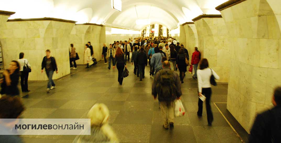 Жесткое видео — москвич столкнул бывшую девушку под поезд в метро