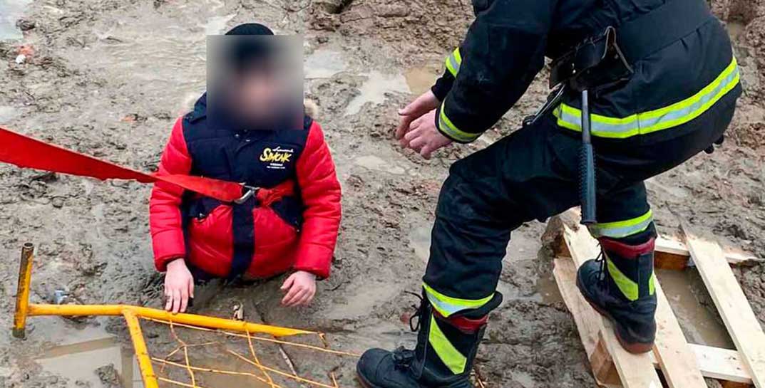 В Минске школьник застрял в грязи по пояс — помогли спасатели