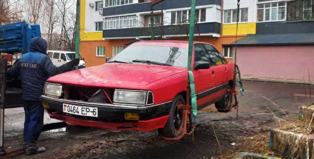 На Бульваре Непокоренных, 33 в Могилеве прошла эвакуация «автохлама». А какие машины так можно назвать и увезти?