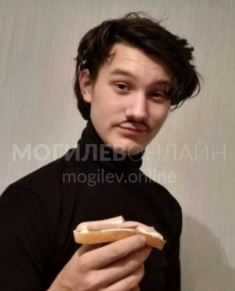 «Если бы можно было попросить у кого-либо подарок, то мне нужна лопата и несколько саженцев деревьев для своего участка». Мы нашли парня, которого друзья просили поздравить с Днем рождения, разместив объявление на остановке
