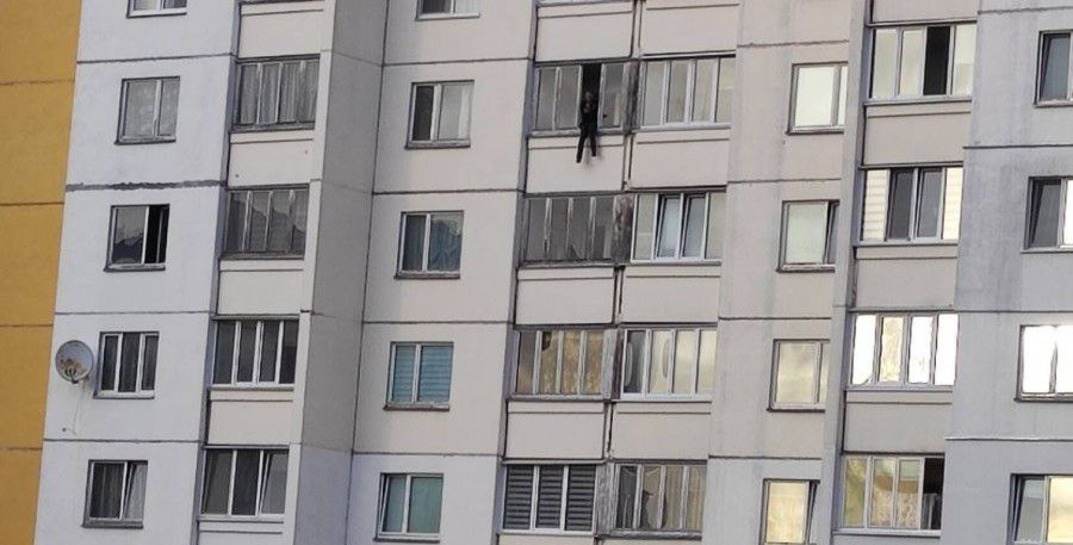 В Бобруйске мужчина грозился спрыгнуть с шестого этажа — его спасли