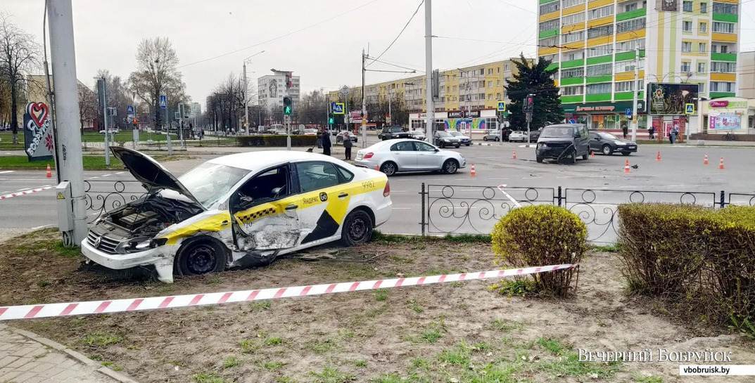 Серьезное ДТП в Бобруйске: столкнулись два автомобиля, из-за чего такси вылетело с проезжей части — есть пострадавший