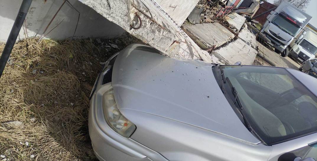 В Могилеве на припаркованный автомобиль упал бетонный забор