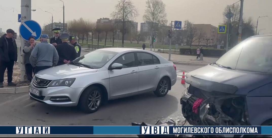 ГАИ показало видео с моментом ДТП в Бобруйске, где столкнулись микроавтобус и легковушка