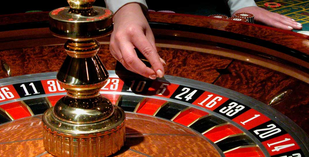 Житель Кличева одалживал деньги «на бизнес», а сам проигрывал их в казино — всего он обманул 17 человек на 227 тысяч рублей