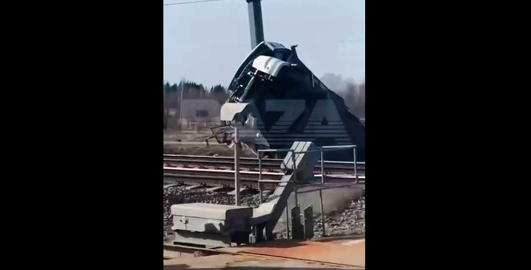В Ярославской области поезд снес рейсовый автобус на переезде — погибли семь человек