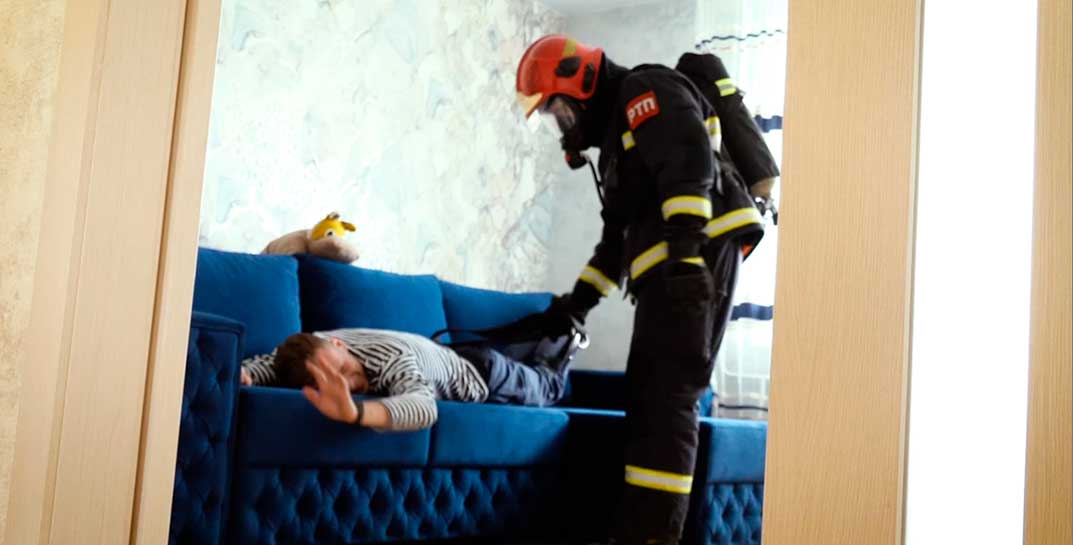 Новый ролик от МЧС — теперь белорусский спасатель отшлепал мужчину ремнем. Смотрите, за что