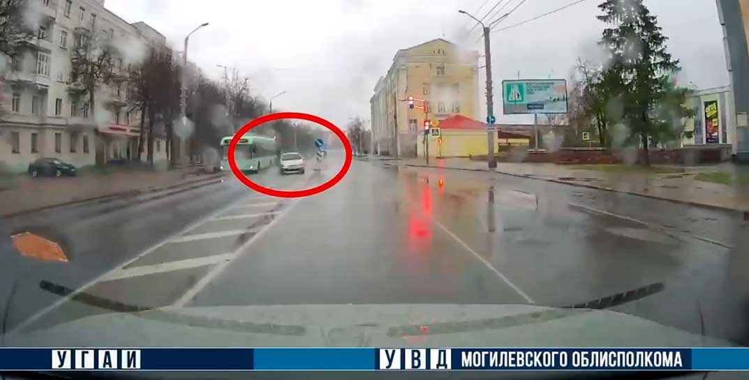 Могилевчанка перебегала дорогу на красный — «добежала» до больницы