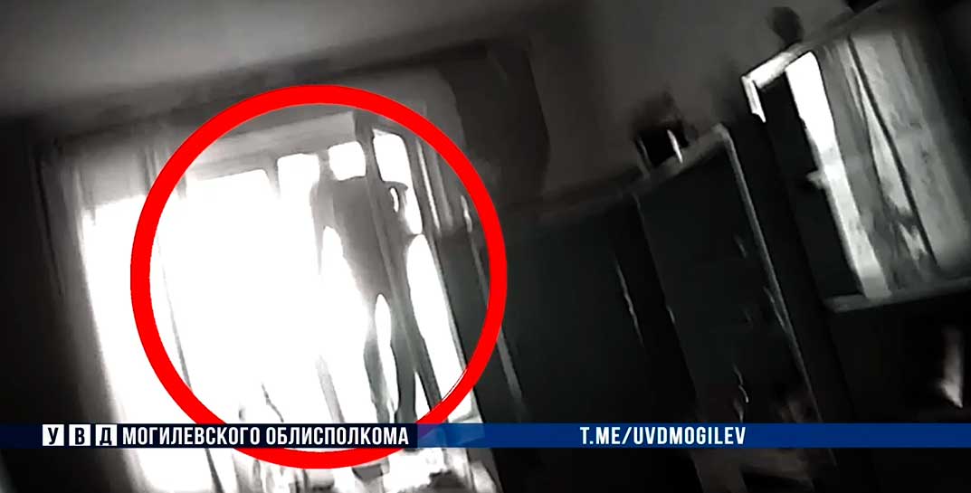 Милиция показала видео, как в Бобруйске спасали мужчину, который хотел выпрыгнуть из окна