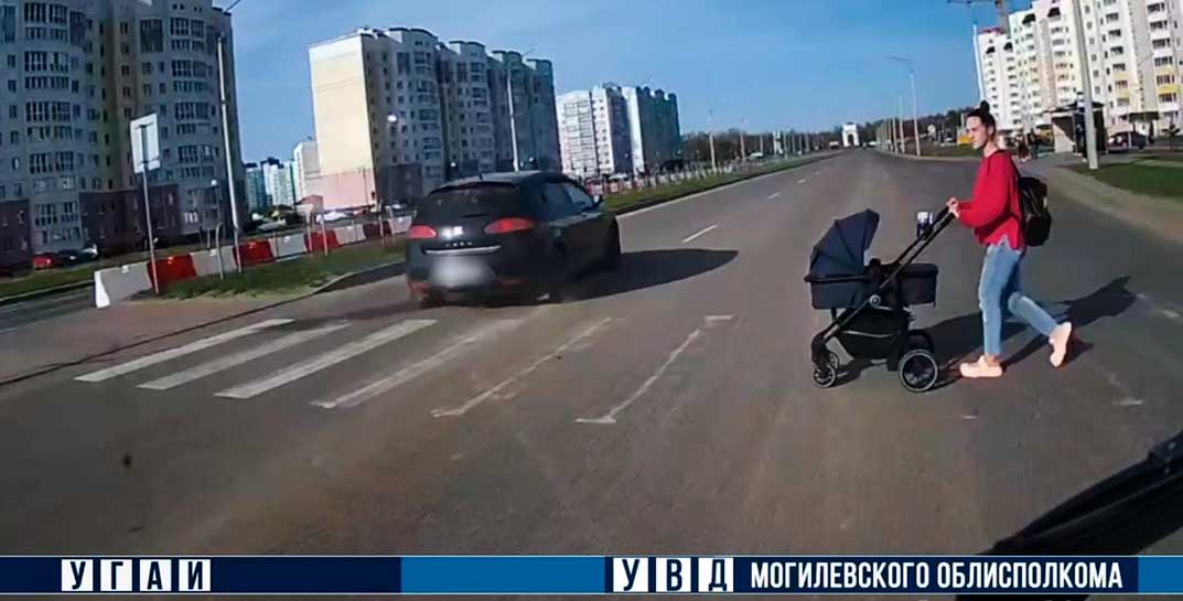 «Не пропустил девушку с коляской на пешеходном переходе»: в Могилеве оштрафовали водителя, который сильно торопился