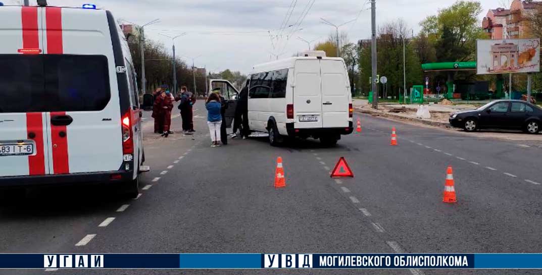 В Могилеве столкнулись легковушка и маршрутное такси. Пострадали 6 человек
