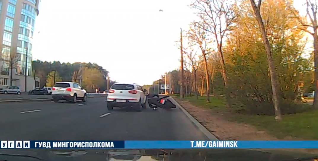 Жесть! В Минске по голове мотоциклиста чуть не проехала машина