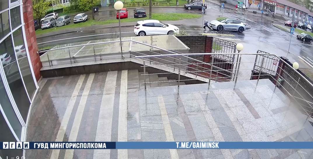 В Минске девочка побежала по переходу и попала под машину — это попало на видео