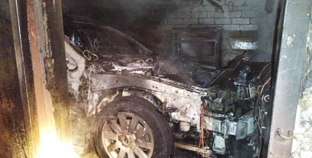 В Могилеве в гараже загорелся автомобиль