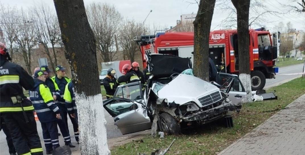 В Могилеве легковушка врезалась в дерево — водитель в больнице