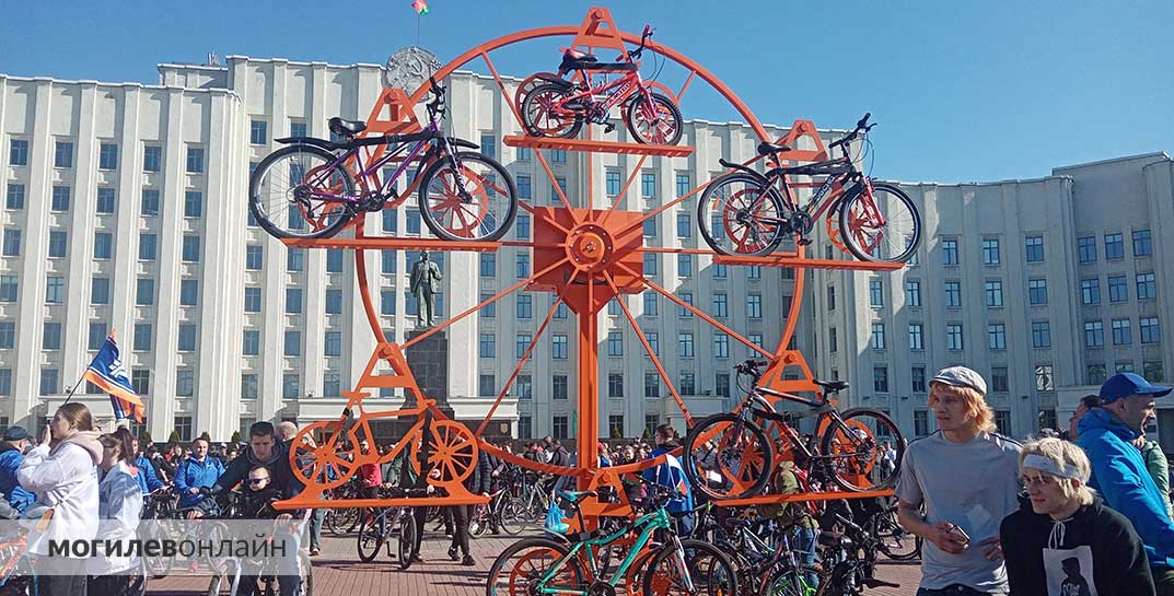 Посмотрите на первую в Могилеве вертикальную велопарковку — ее установку таки приурочили к открытию велосезона