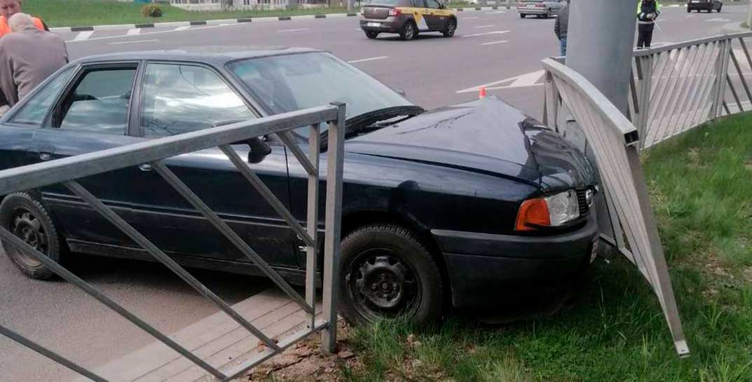 На кольце Космонавтов автомобиль протаранил дорожное ограждение