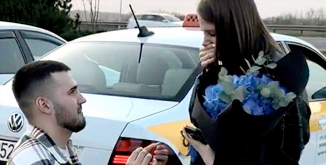 Таксист из Беларуси сделал предложение девушке необычным способом. Растрогался весь интернет