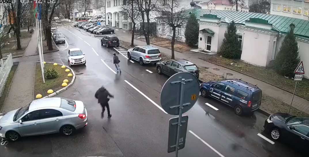 В СК рассказали подробности дерзкого грабежа прямо в центре Минска: человек просто убежал из банка с 17 тыс. евро