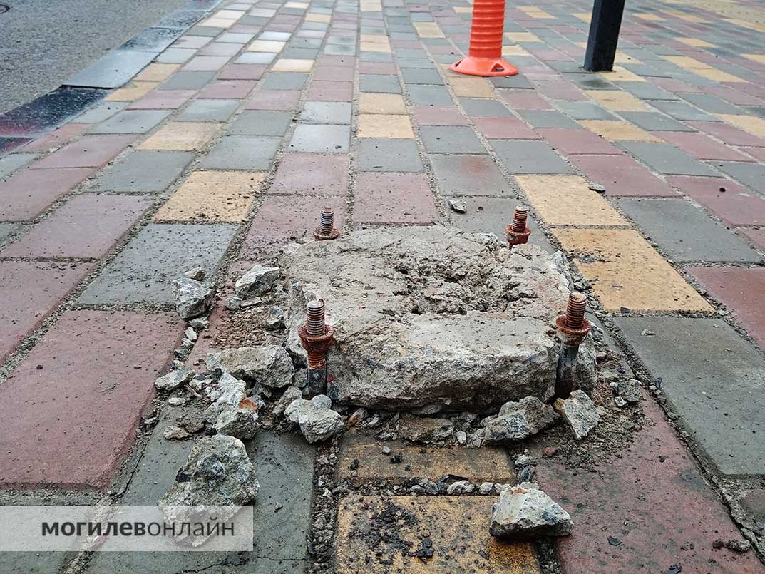 Могилевчане жаловались на штыри, которые торчат из-под плитки на тротуаре по Комсомольской. Посмотрели, решен ли вопрос
