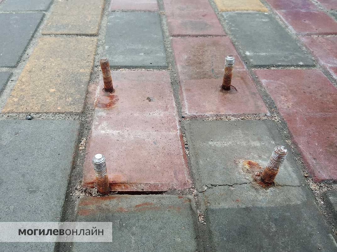 Могилевчане жаловались на штыри, которые торчат из-под плитки на тротуаре по Комсомольской. Посмотрели, решен ли вопрос
