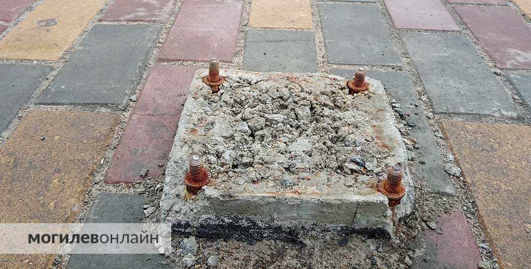 Могилевчане жаловались на штыри, которые торчат из-под плитки на тротуаре по Комсомольской. Посмотрели, решен ли вопрос