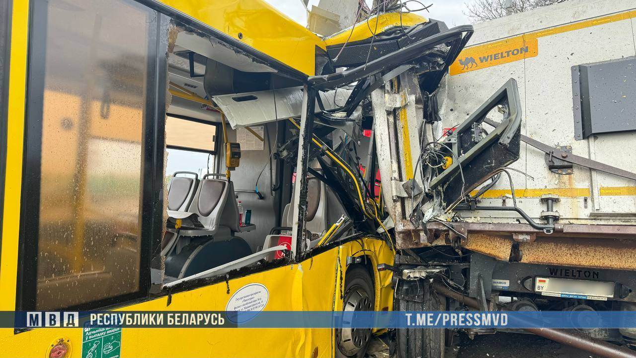 Рейсовый автобус столкнулся с грузовиком в Минске, пострадали 14 человек
