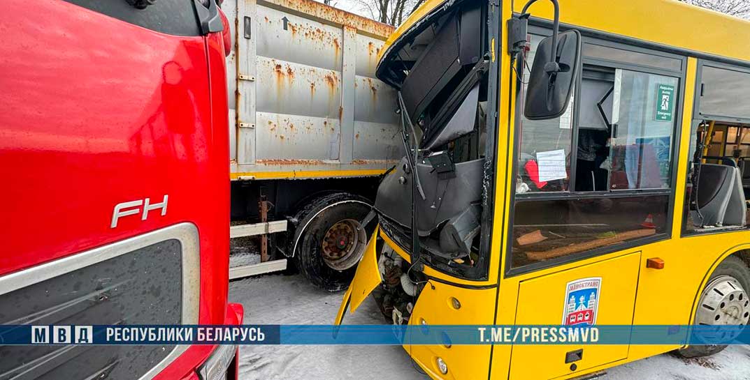 Рейсовый автобус столкнулся с грузовиком в Минске, пострадали 14 человек