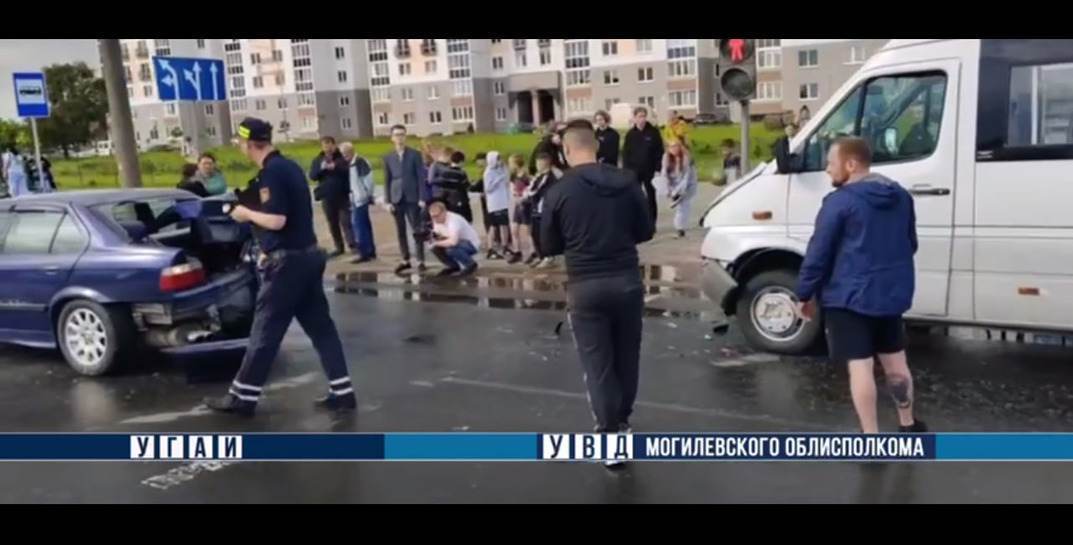 В Бобруйске произошло ДТП с маршруткой и легковушкой — пострадали 4 человека