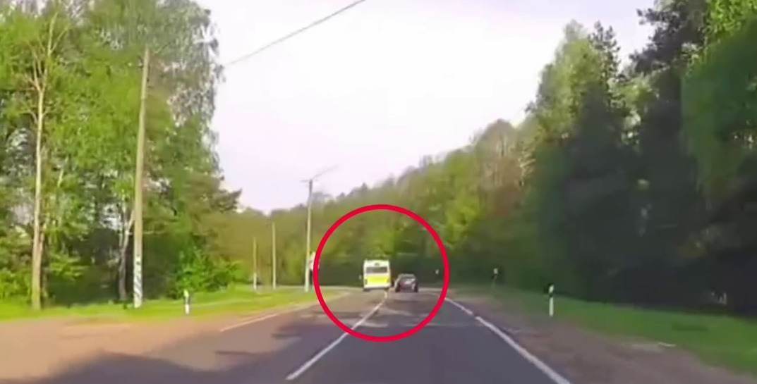 В Осиповичах водитель автобуса совершил обгон в запрещенном для этого месте — карма не заставила себя долго ждать