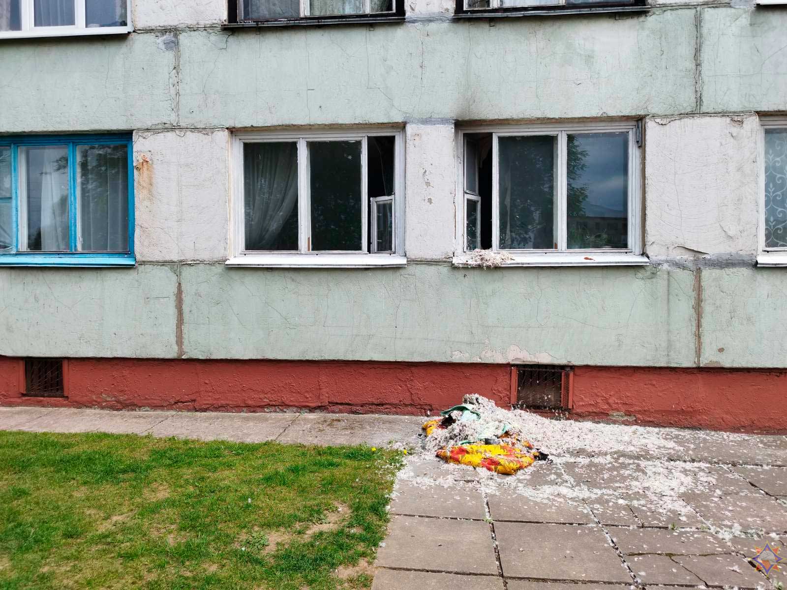 В Могилеве горело общежитие по улице Кедровой. Из здания эвакуировались 7 взрослых и 3 ребенка
