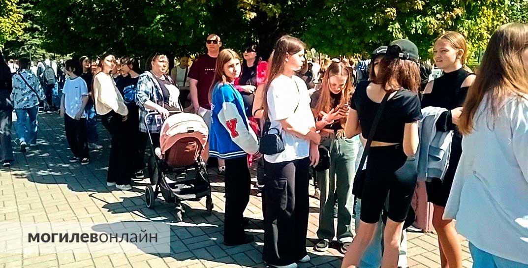 Побывали в парке аттракционов, где сегодня детям можно покататься бесплатно на каруселях. Однако очереди и на платные, и на «халяву»