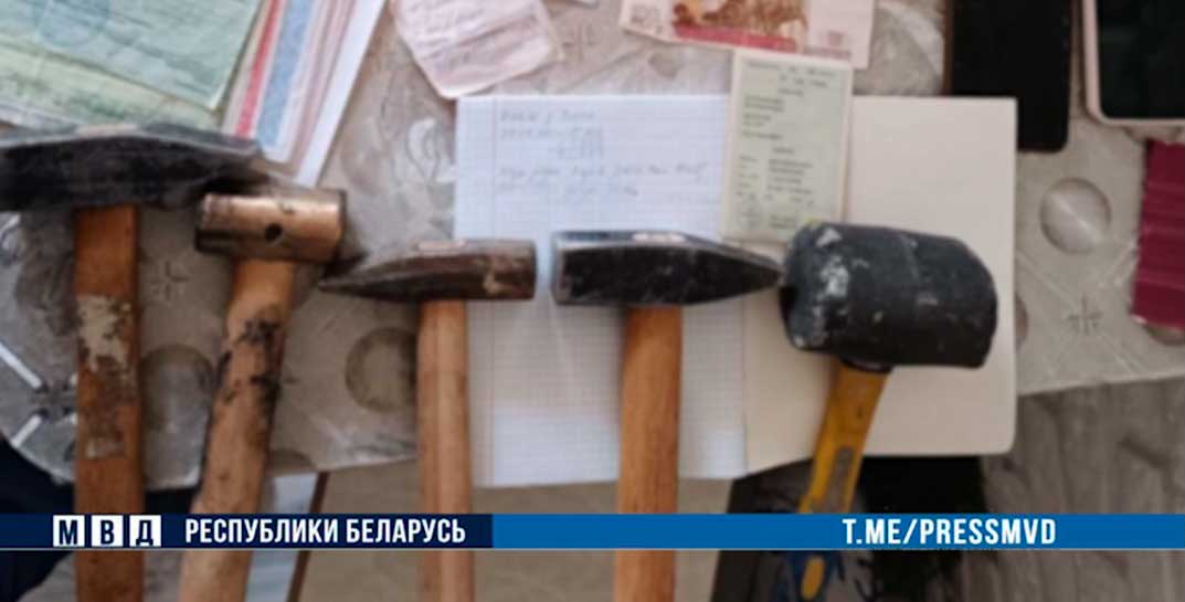На Могилевщине задержали 9 человек, которые ломали себе пальцы молотком, чтобы получить страховку. Вы удивитесь общей сумме их «прибыли»