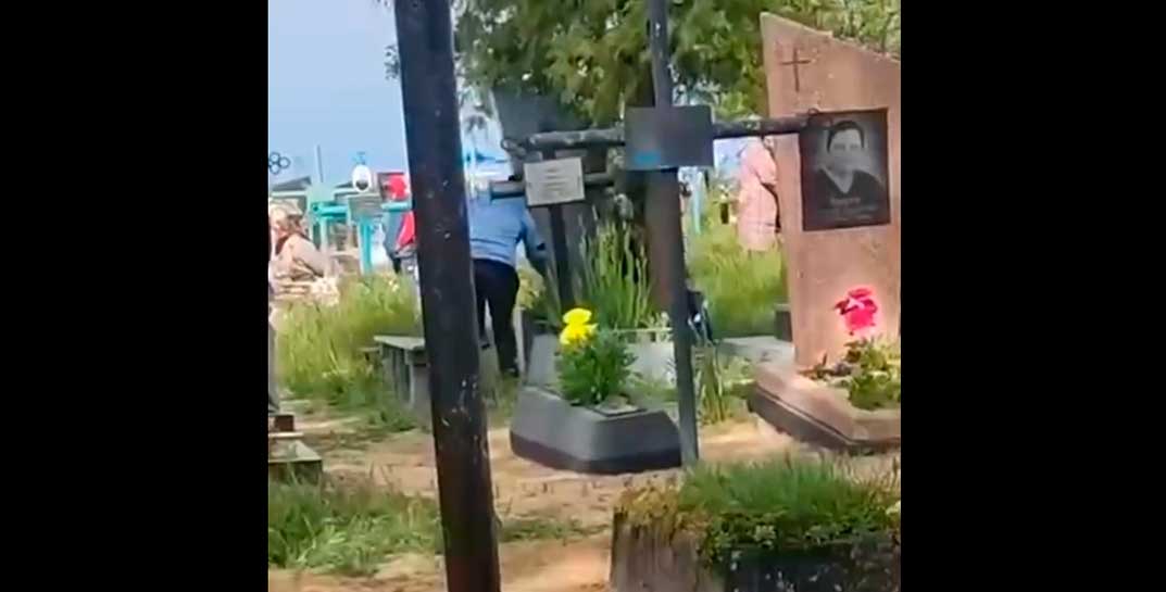 Неужели так плохо живем? В сеть попало видео, на котором белорусские дети собирают конфеты с могил на Радуницу
