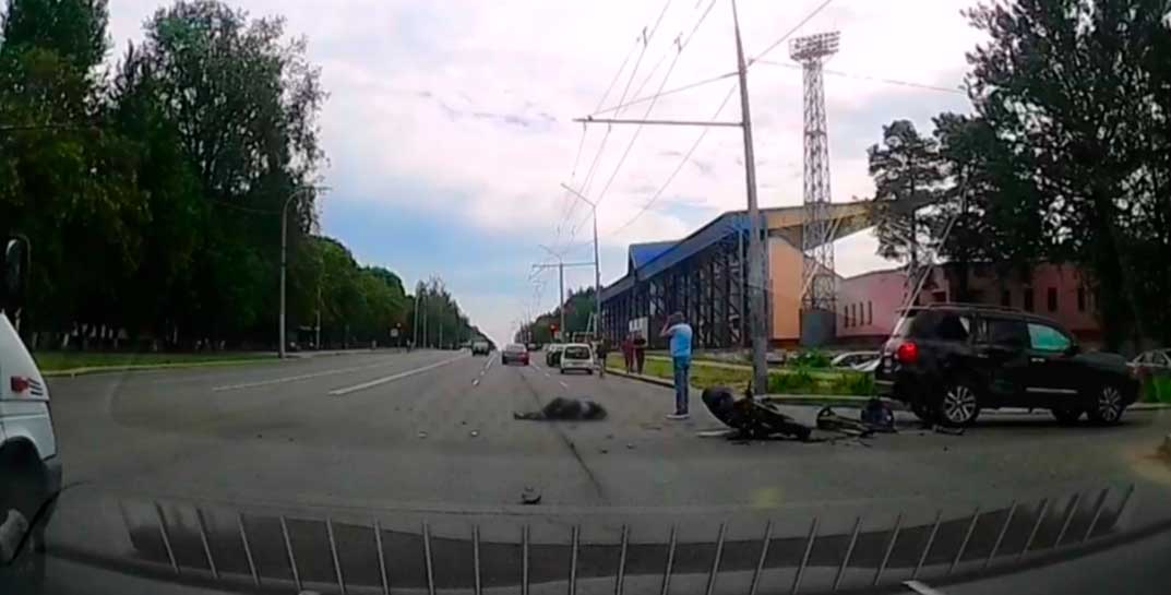 На Витебском проспекте в Могилеве сбили мотоциклиста — впечатлительным лучше не смотреть