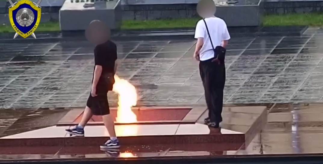 Подростки плевали в Вечный огонь, бросали в него салфетки и жвачки. Несмотря на то, что парням нет восемнадцати, наказать их могут серьезно