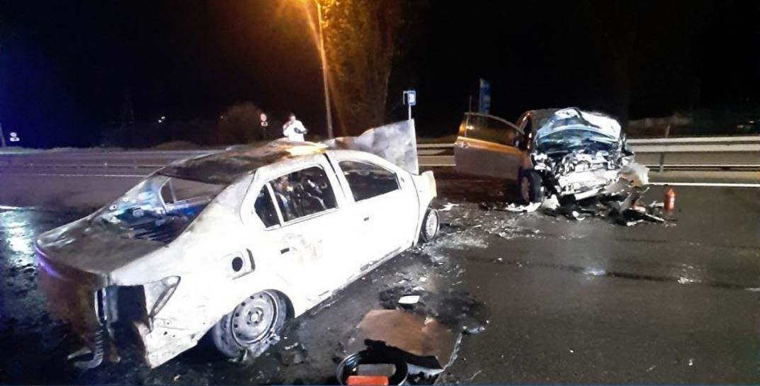 Жуткое ДТП на трассе «Минск-Могилев»: лоб в лоб столкнулись Toyota и Renault, а затем загорелись — погибли оба водителя
