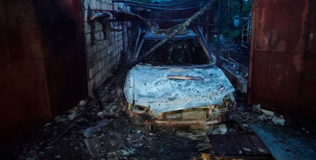 В Могилевском районе загорелся гараж, а после и дом. Хозяин с ожогами госпитализирован