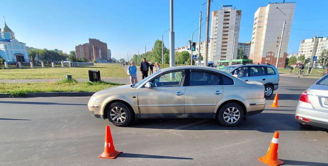 В Бобруйске под колеса легковушки попали двое маленьких детей
