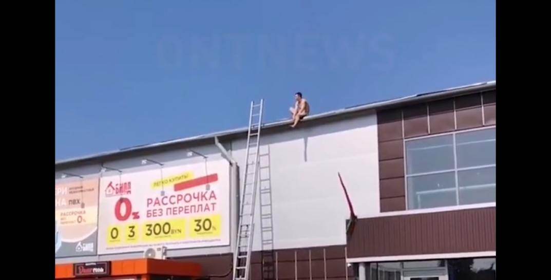 В Барановичах по крышам бегал голый мужчина — спускать его на землю пришлось спасателям