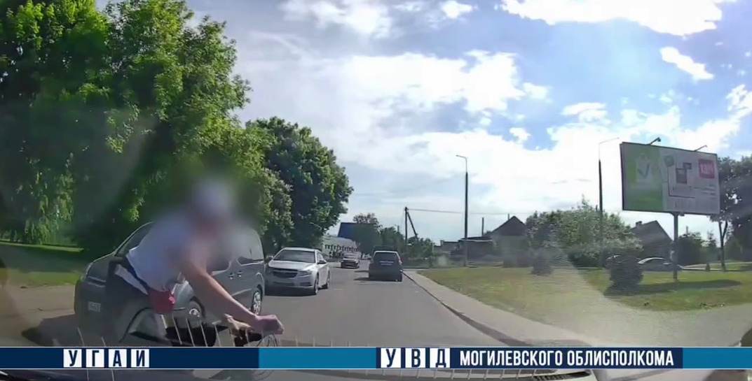 В Могилеве Lada сбила женщину, которая переезжала пешеходный переход на велосипеде. ДТП записал видеорегистратор автомобиля, на котором был совершен наезд