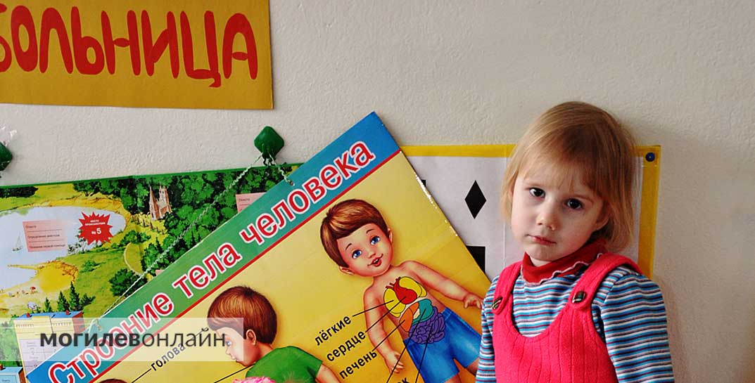 В Быхове в детском саду из-за дырки в линолеуме случилось ЧП: мальчик сломал ногу, а его мать потребовала с учреждения 50 тысяч рублей. Что решил суд?