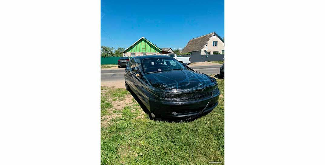Сурово. В Смолевичах мужчине не понравилось, что девушка припарковала BMW у его двора — в наказание он обмотал иномарку скотчем