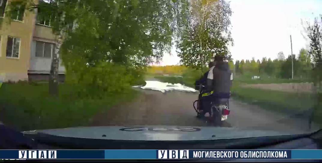 В Славгородском районе 17-летний подросток, который катался на мотоцикле со знакомым, пытался скрыться от ГАИ и попал в ДТП