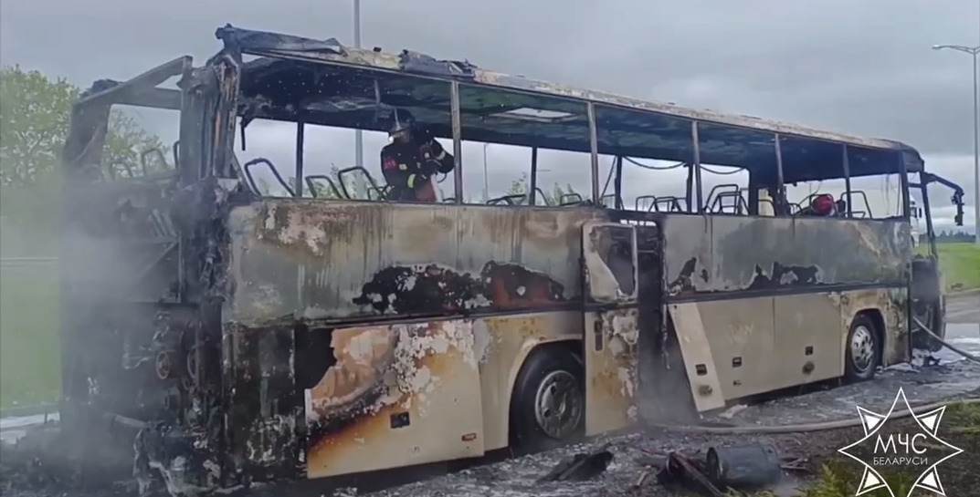 В Дзержинском районе загорелся автобус, который перевозил детей